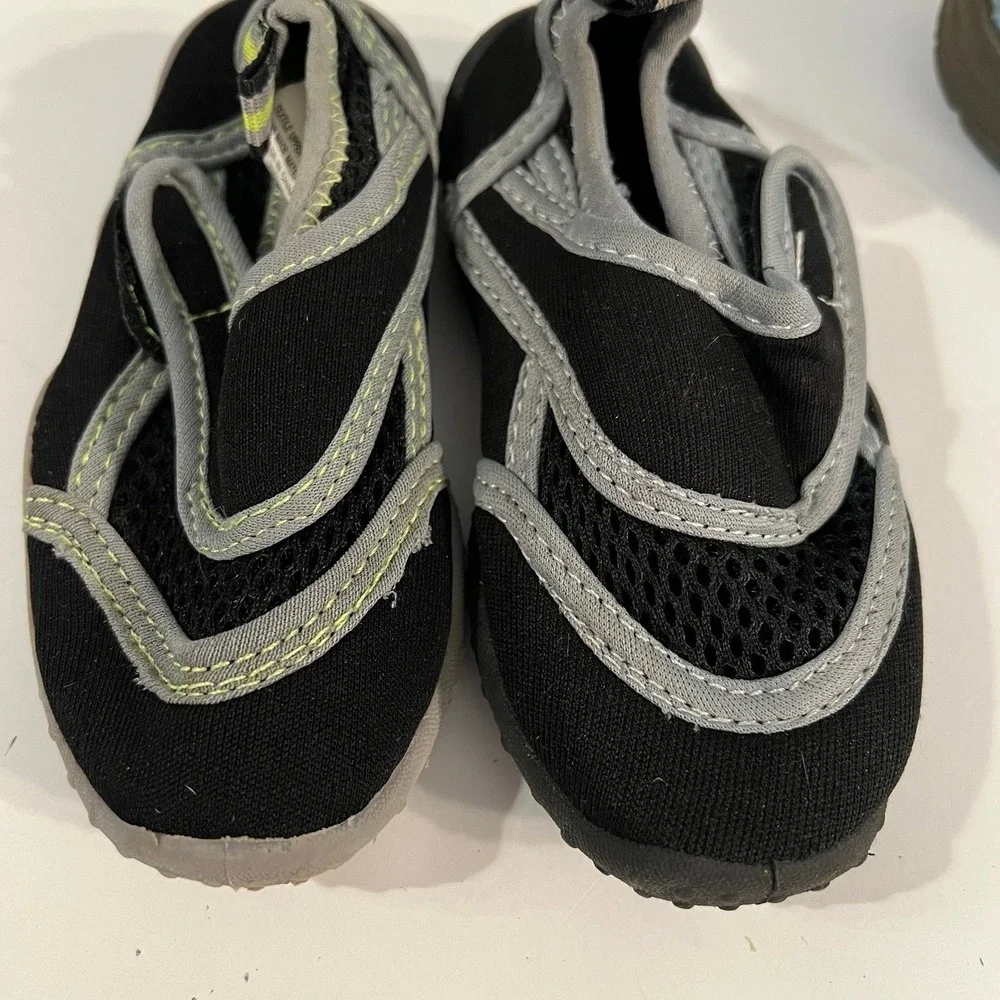 Boys size 5/6 water shoes and sandals (s-182)